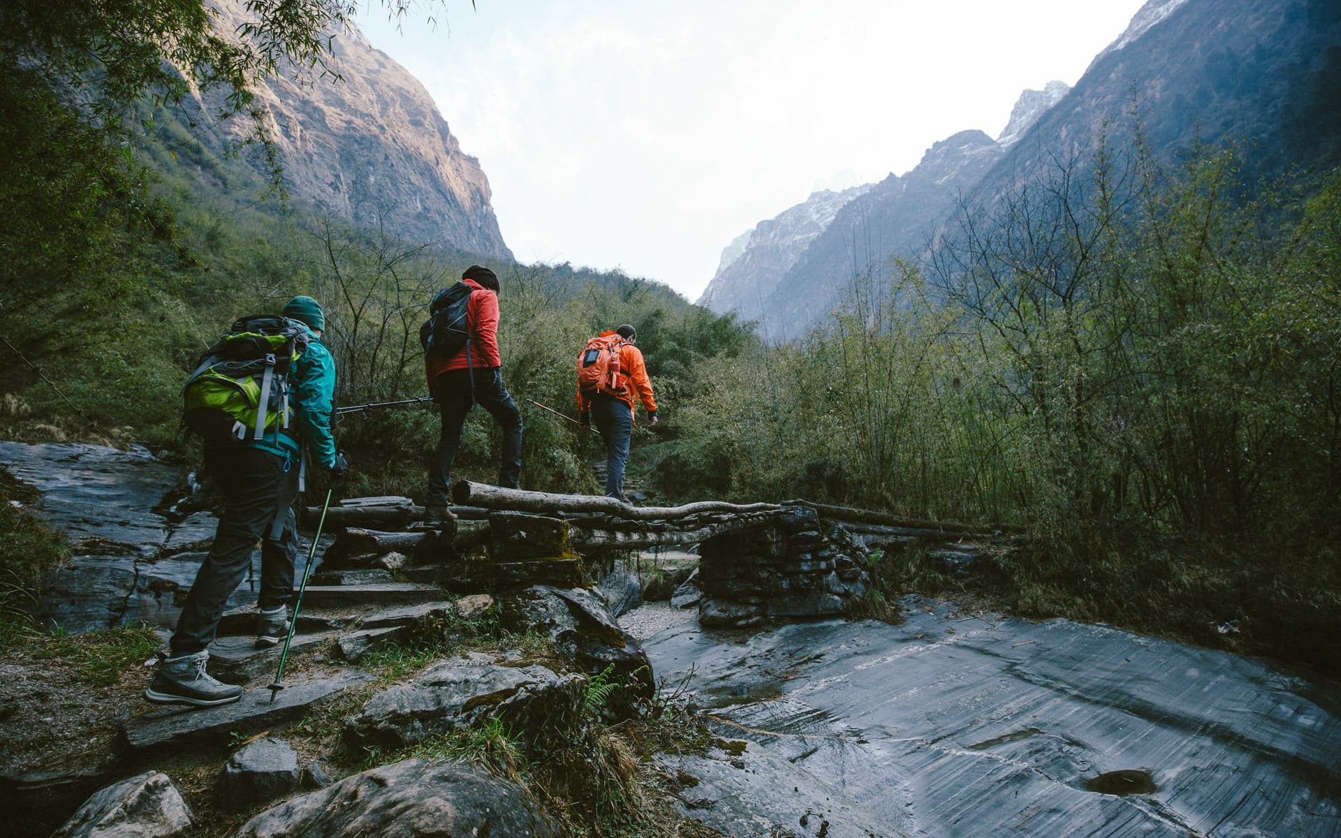 Menschen wandern durch eine Schlucht.