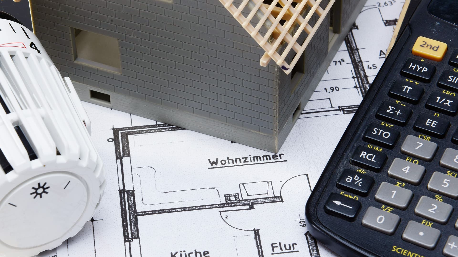 Modernisierungsunterlagen auf einem Tisch