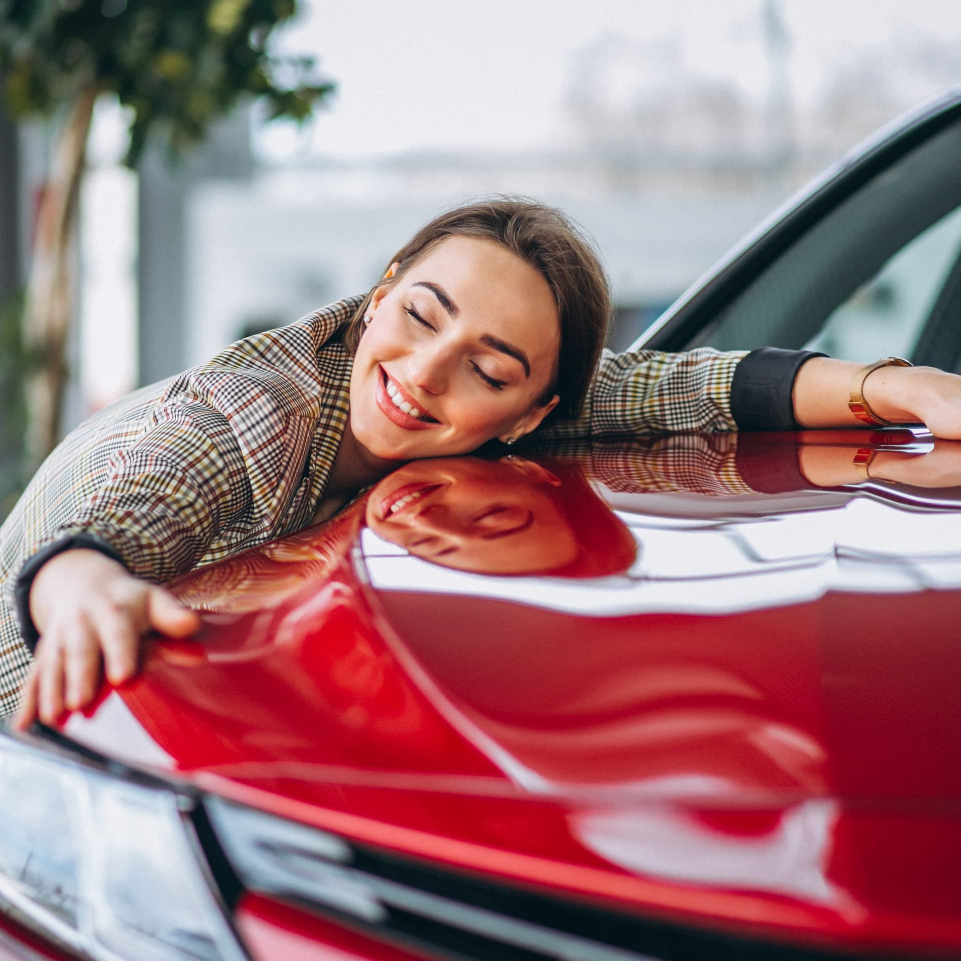 Frau liegt auf einer ;Motorhaube.
