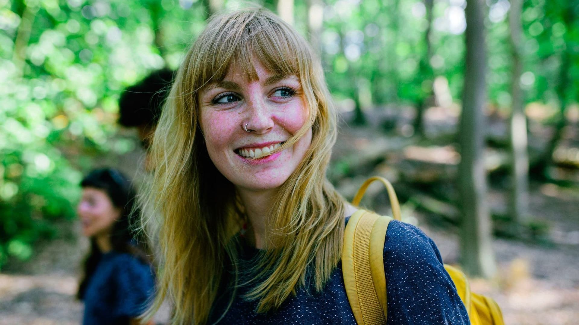 Junge Frau im Wald.