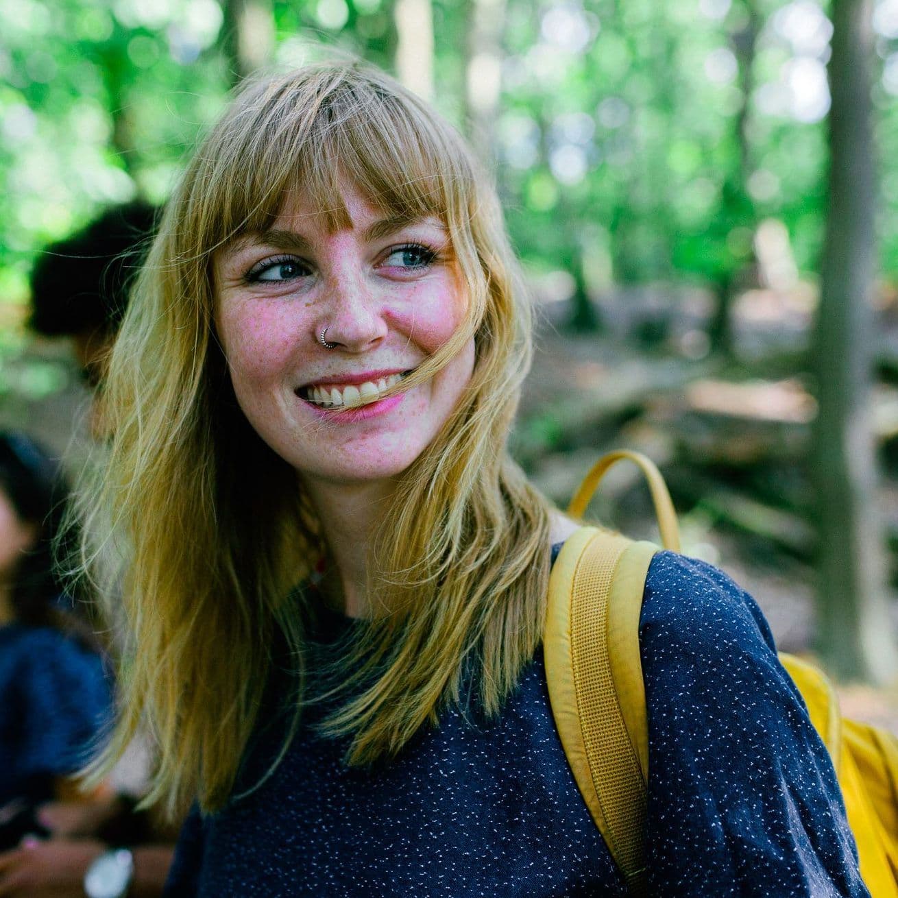 Junge Frau im Wald.