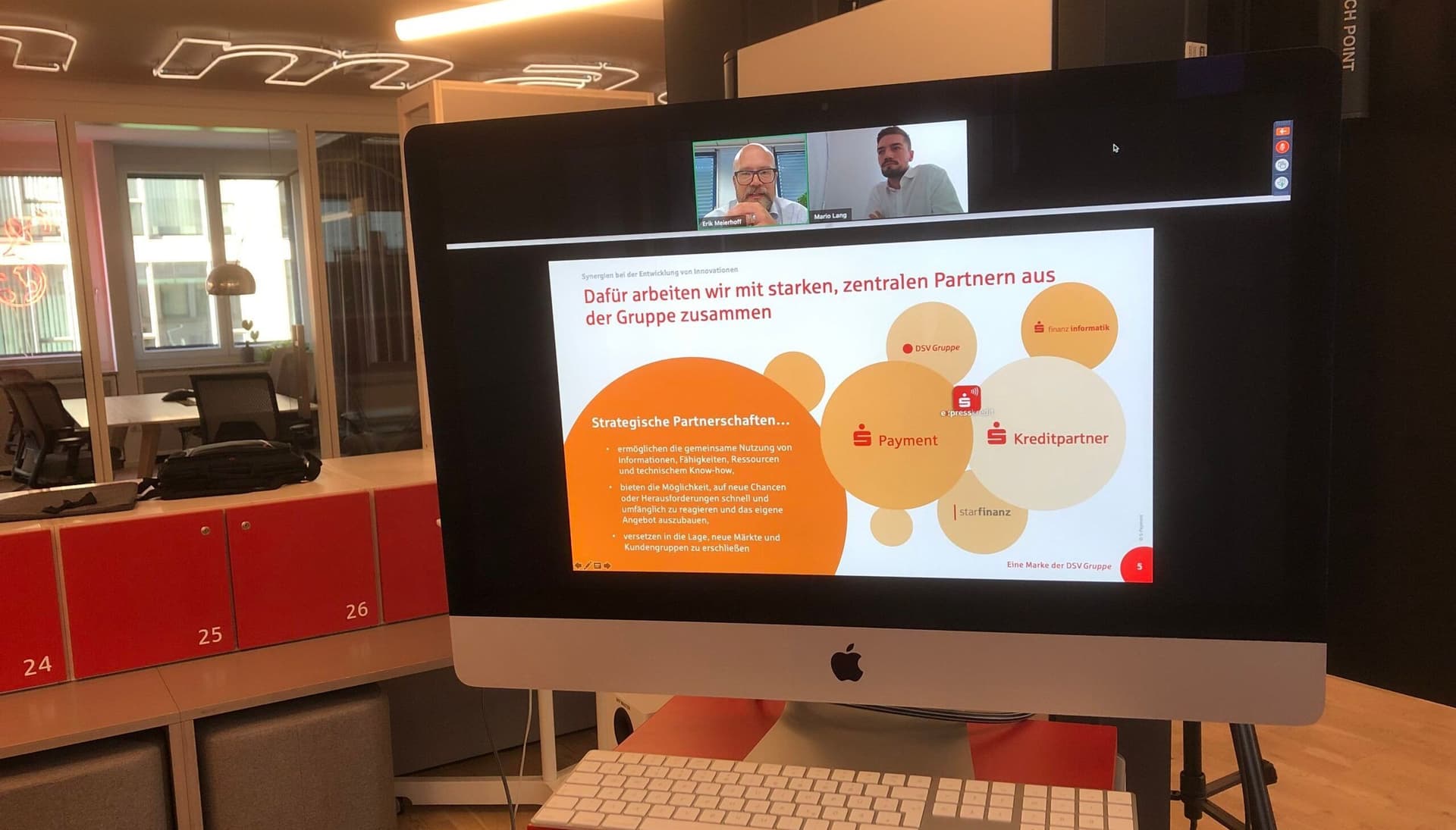Digitale Folie über die Zusammenarbeit der SKP