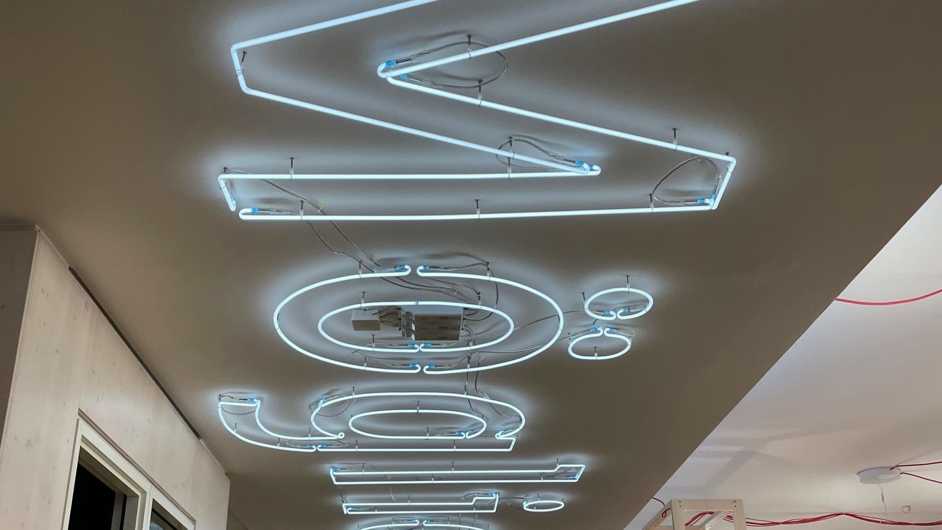 Foto von der Beschriftung "Möglichmacher" an der Decke im SKPlab.
