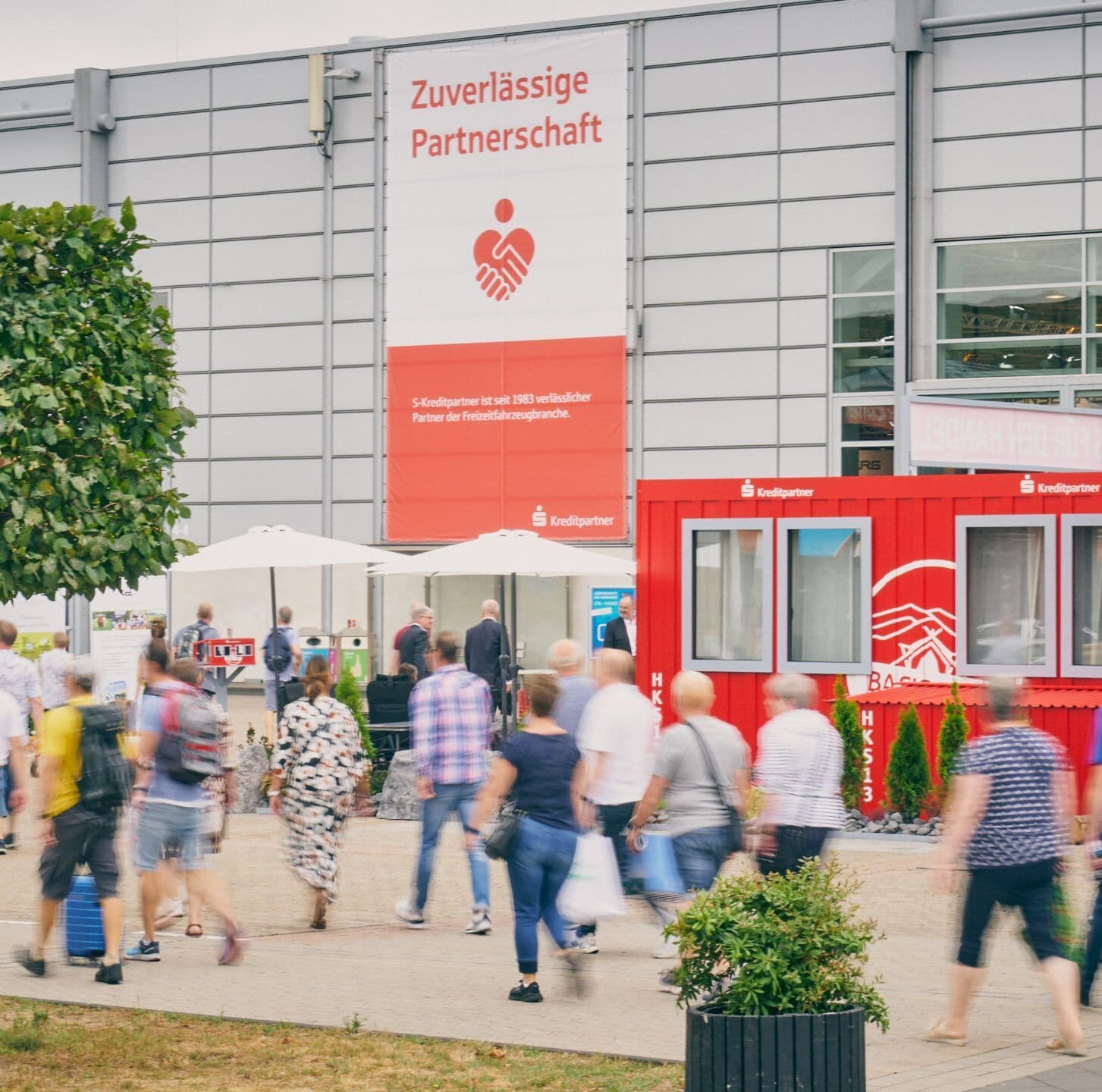 Menschen vor dem Caravansalon 