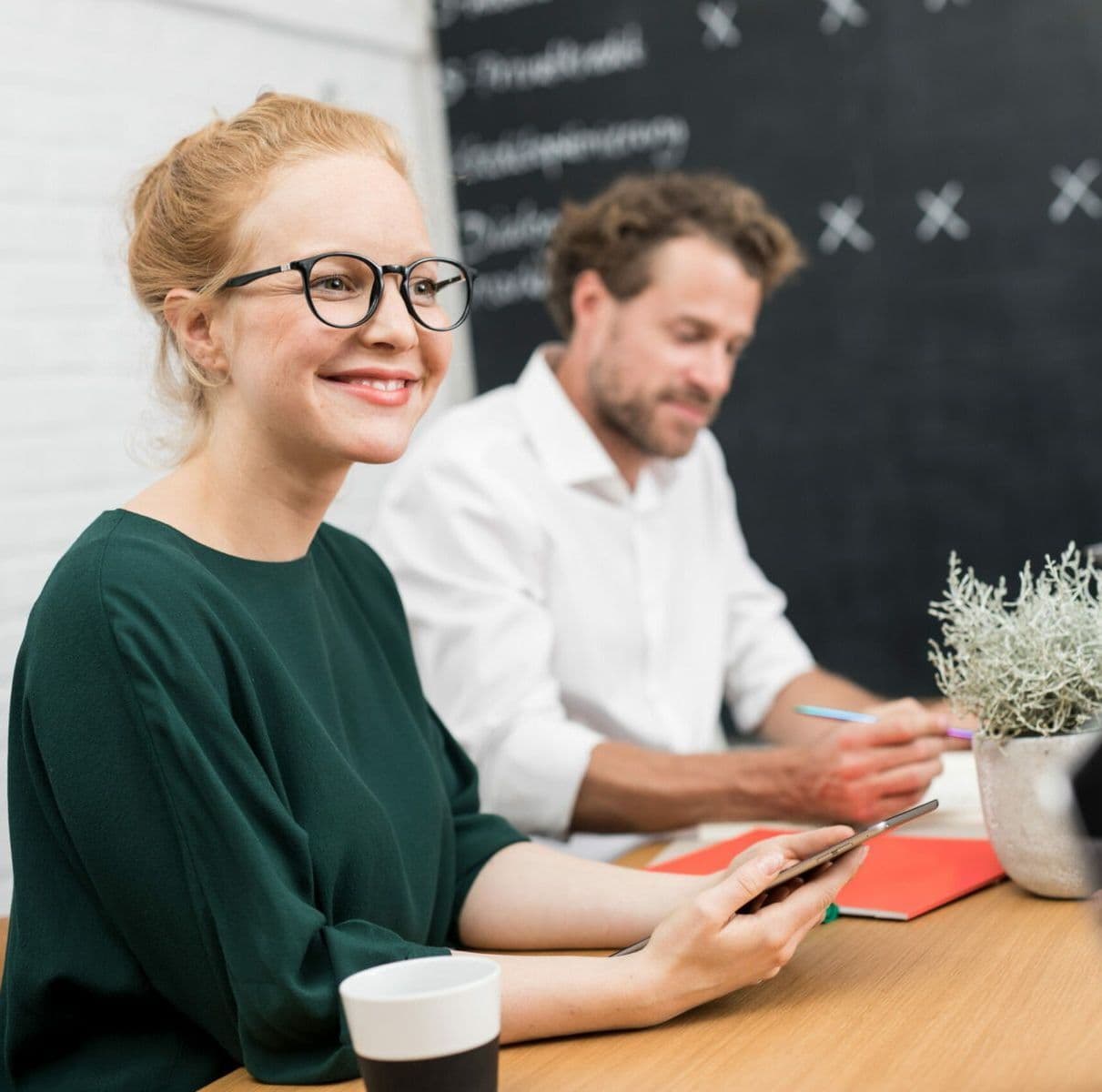 Lächelnde Frau am Arbeitsplatz