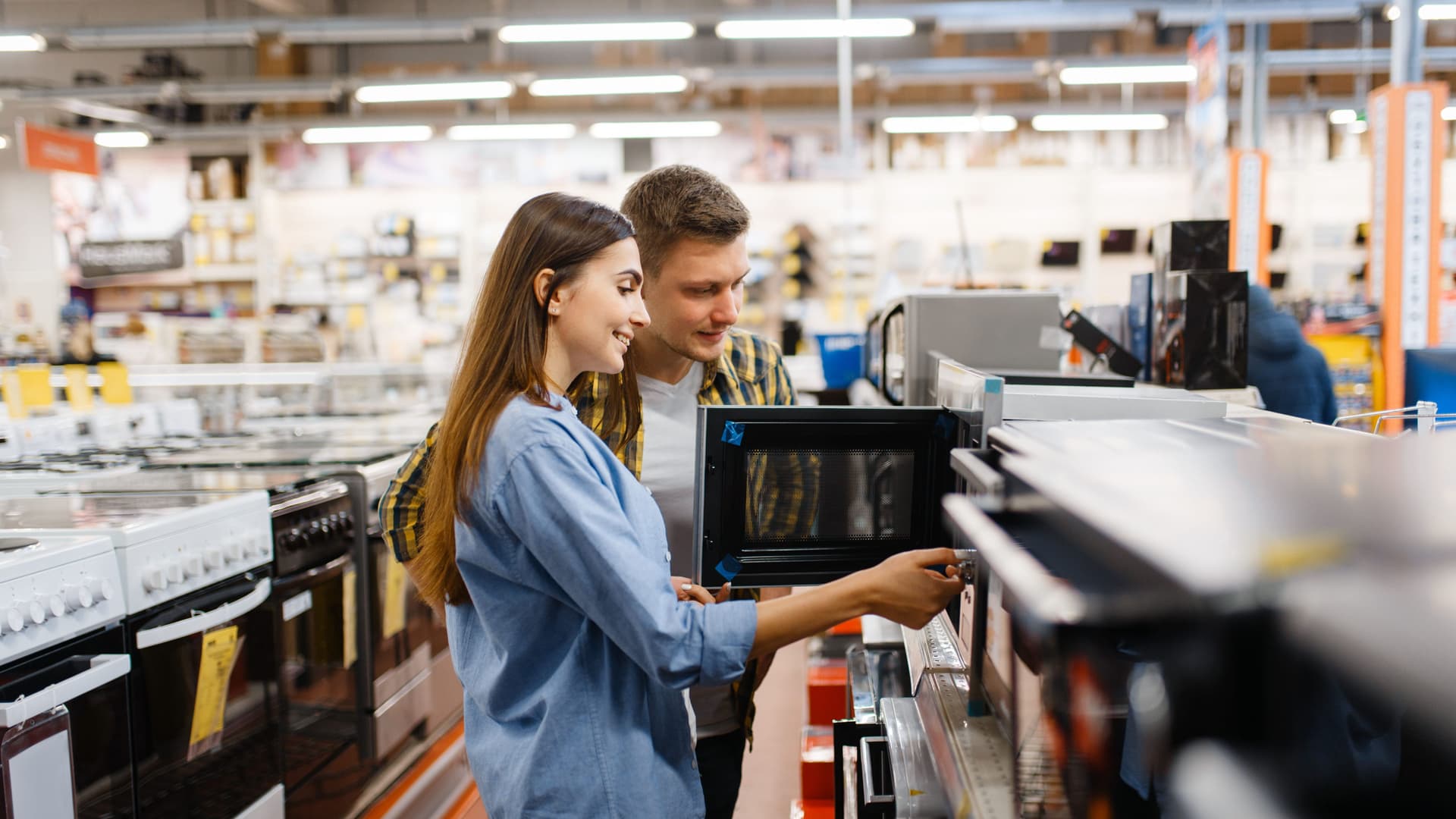 Pärchen im Elektrofachhandel